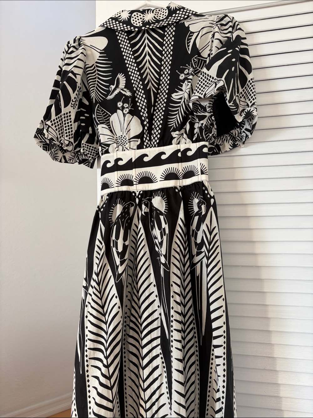 FARM Rio Black & White Tropical Print V-Neck Midi Dress - Picture 7 of 12